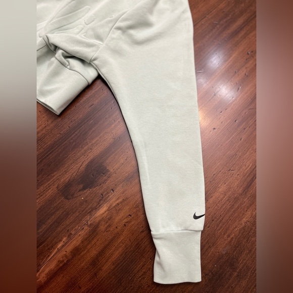 Nike Embossed Cropped Crewneck‎ Sweatshirt Size XS Sage Green Athleisure School - Picture 7 of 13